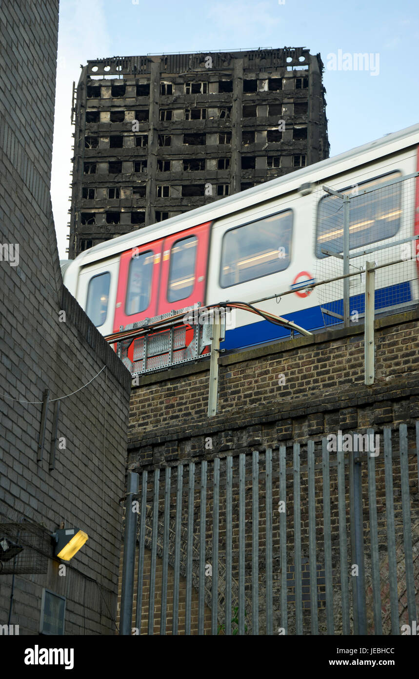 Latimer Road stazione della metropolitana prima della chiusura a causa di detriti dal fuoco a Grenfell Tower,Londra,l'Inghilterra,UK Foto Stock