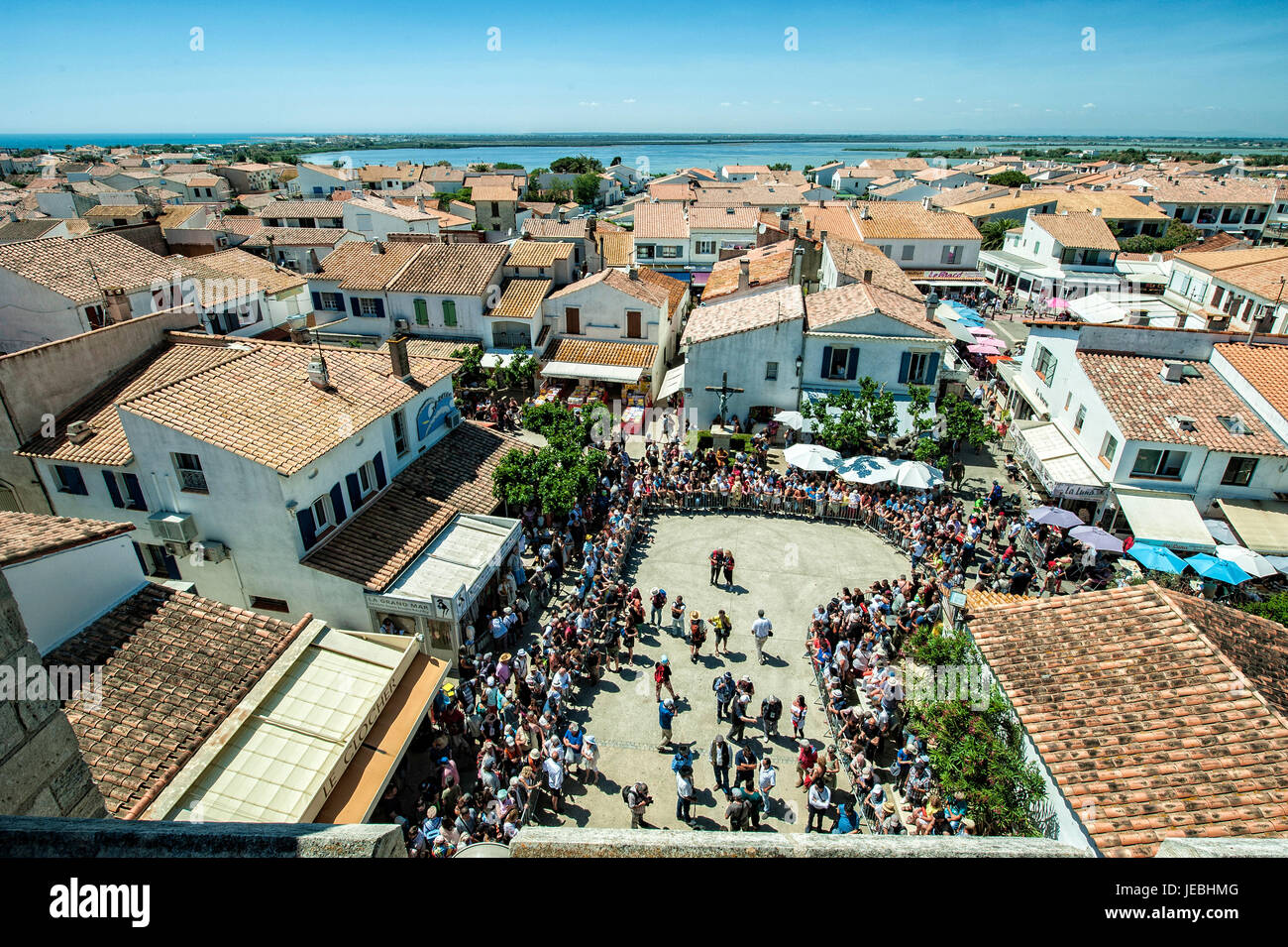 La gente accalcarsi intorno alla chiesa di Saintes Maries attesa per la statua di Santa Sara per essere prelevati per la processione durante il Festival di Gitans a Saintes-Maries-de-la-Mer, in Provenza, Francia Foto Stock