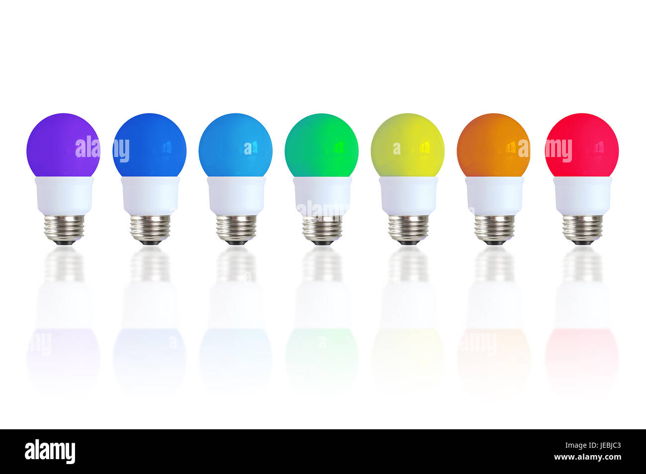 Arcobaleno di colori rappresentato da sette lampadine colorate in fila su di una superficie riflettente. Svuotare lo spazio di copia per l'editor di testo. Foto Stock