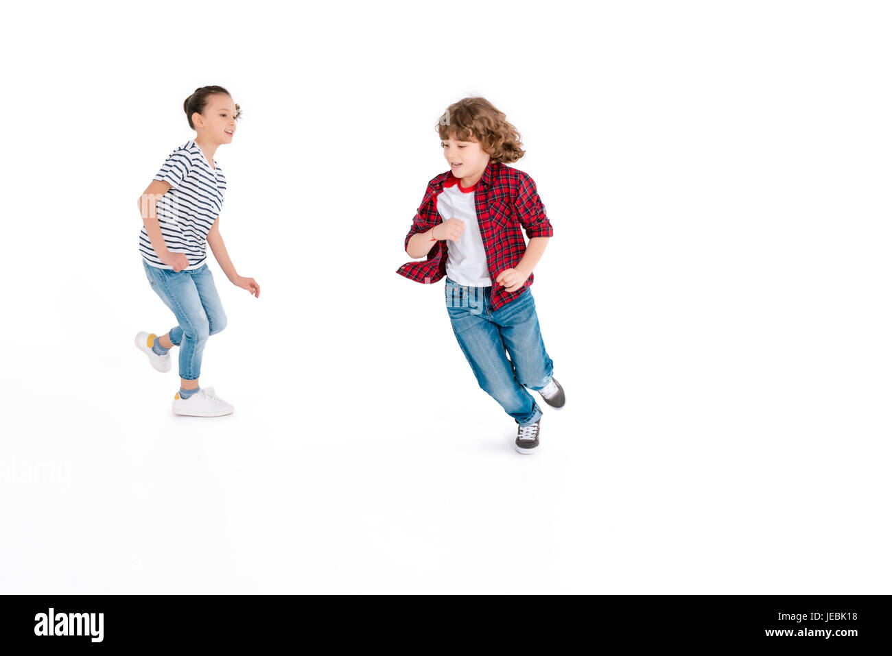 Divertente giocare i ragazzi in gioco catch-up isolato su bianco, personaggi di videogiochi concept Foto Stock