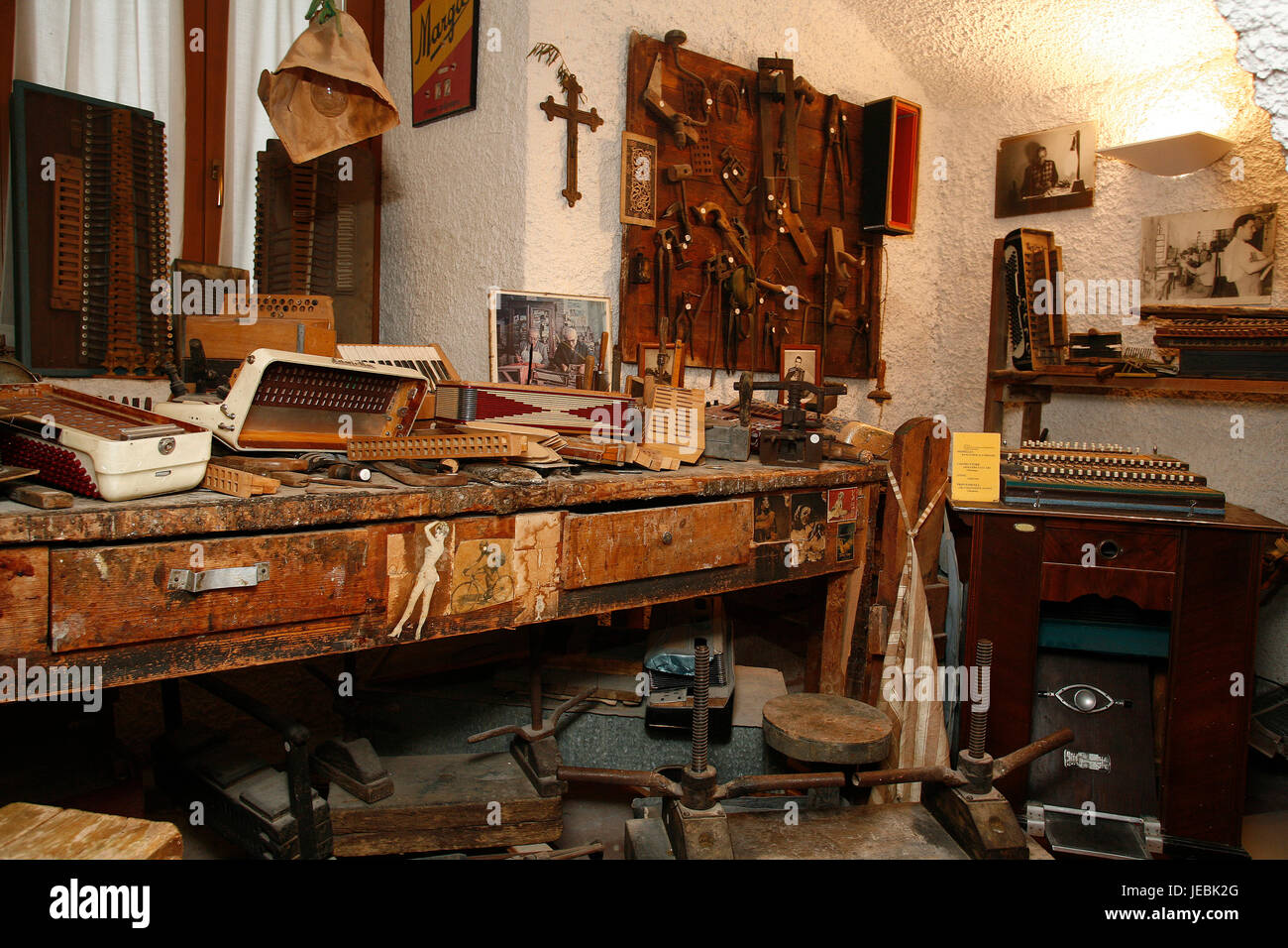 Italia Marche Castelfidardo (AN): Civico Museo internazionale della fisarmonica vecchio riparatore atelier Foto Stock