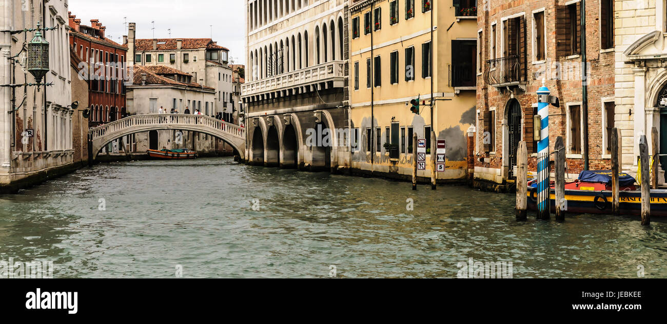 La vista sul Canal Grande a Venezia in Italia da un taxi d'acqua. Non ci sono strade a soli canali e il Canal Grande è il più grande Foto Stock