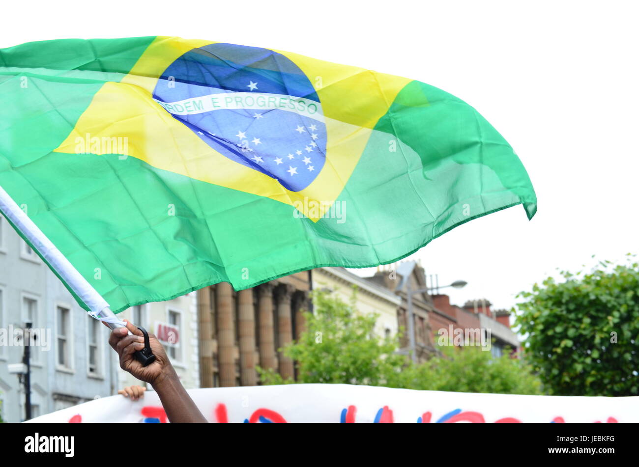 Bandiera del Brasile che si terrà su una protesta Foto Stock