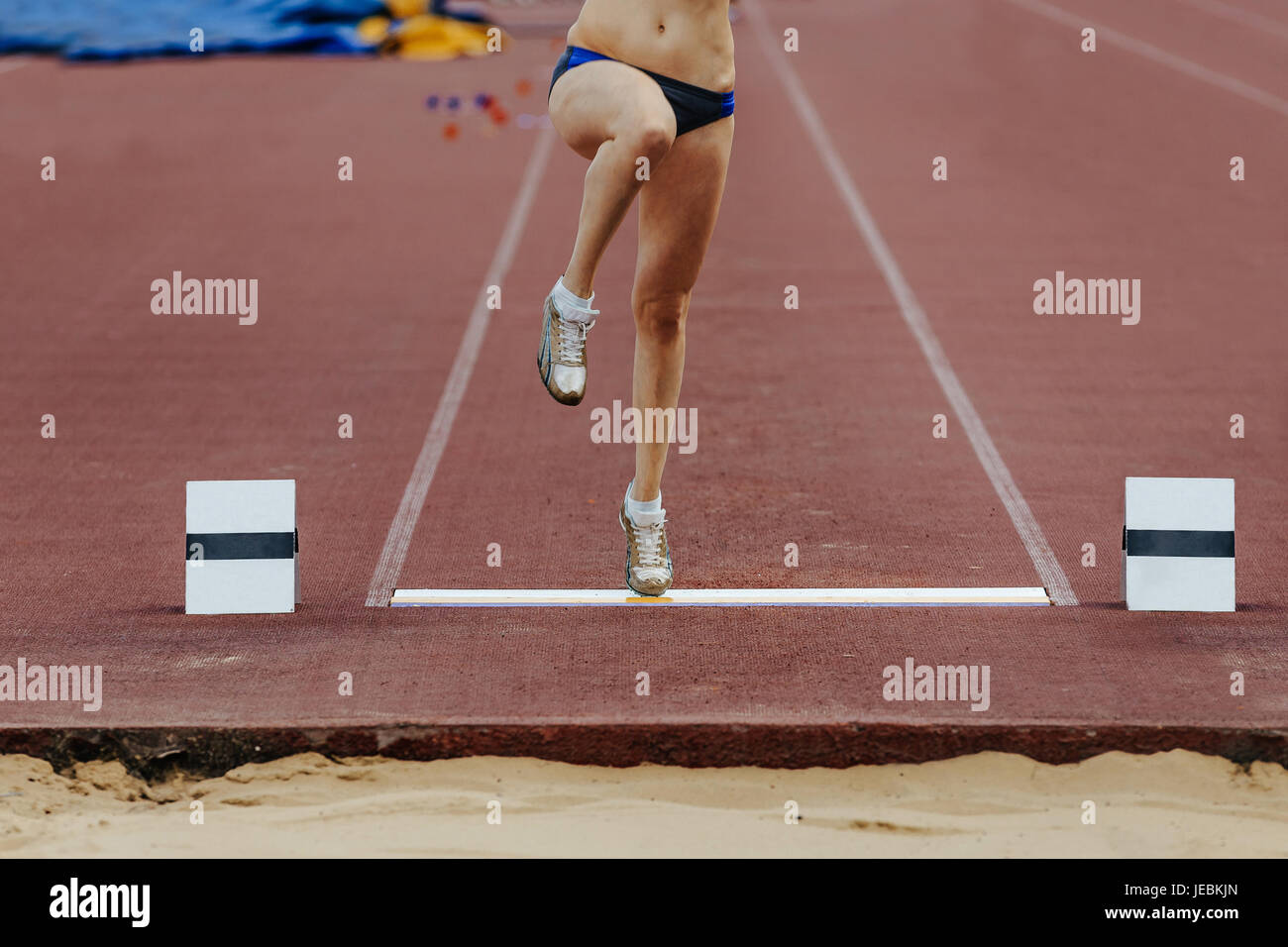 Scheda di decollo e gamba atleti donne concorsi nel salto in lungo Foto Stock