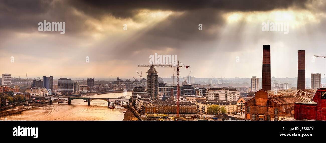 West London Thames di Fiume Panorama. ricco di atmosfera e di cieli drammatici- funzioni Hammersmith ponte ferroviario Foto Stock