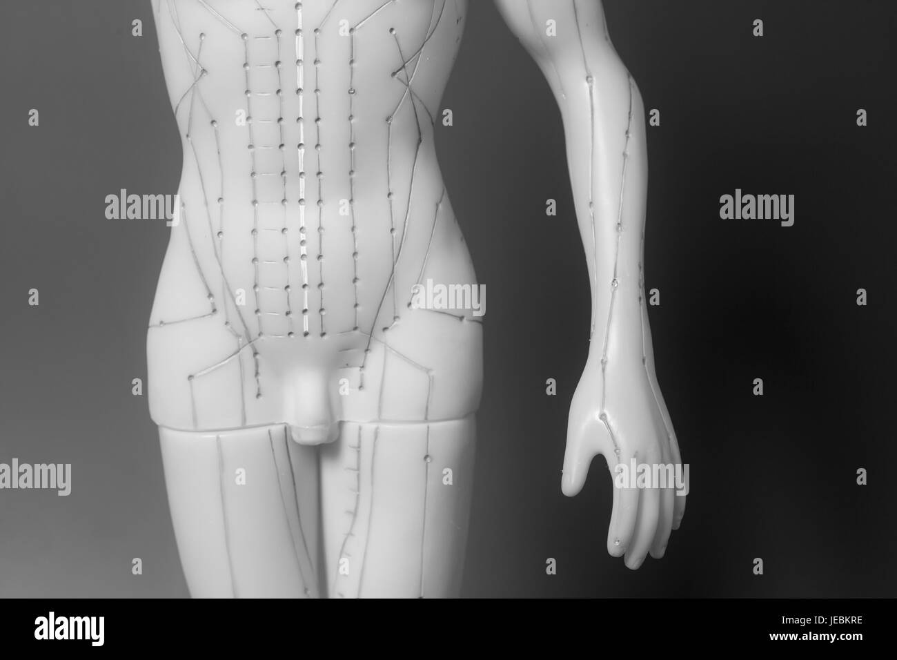 Agopuntura medica modello di umano su sfondo nero Foto Stock