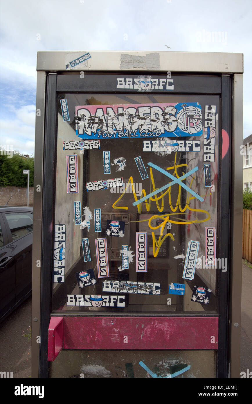 Soggetto ad atti vandalici graffiti casella telefono Rangers football club di slogan Blantyre Scozia vandalizzato Foto Stock