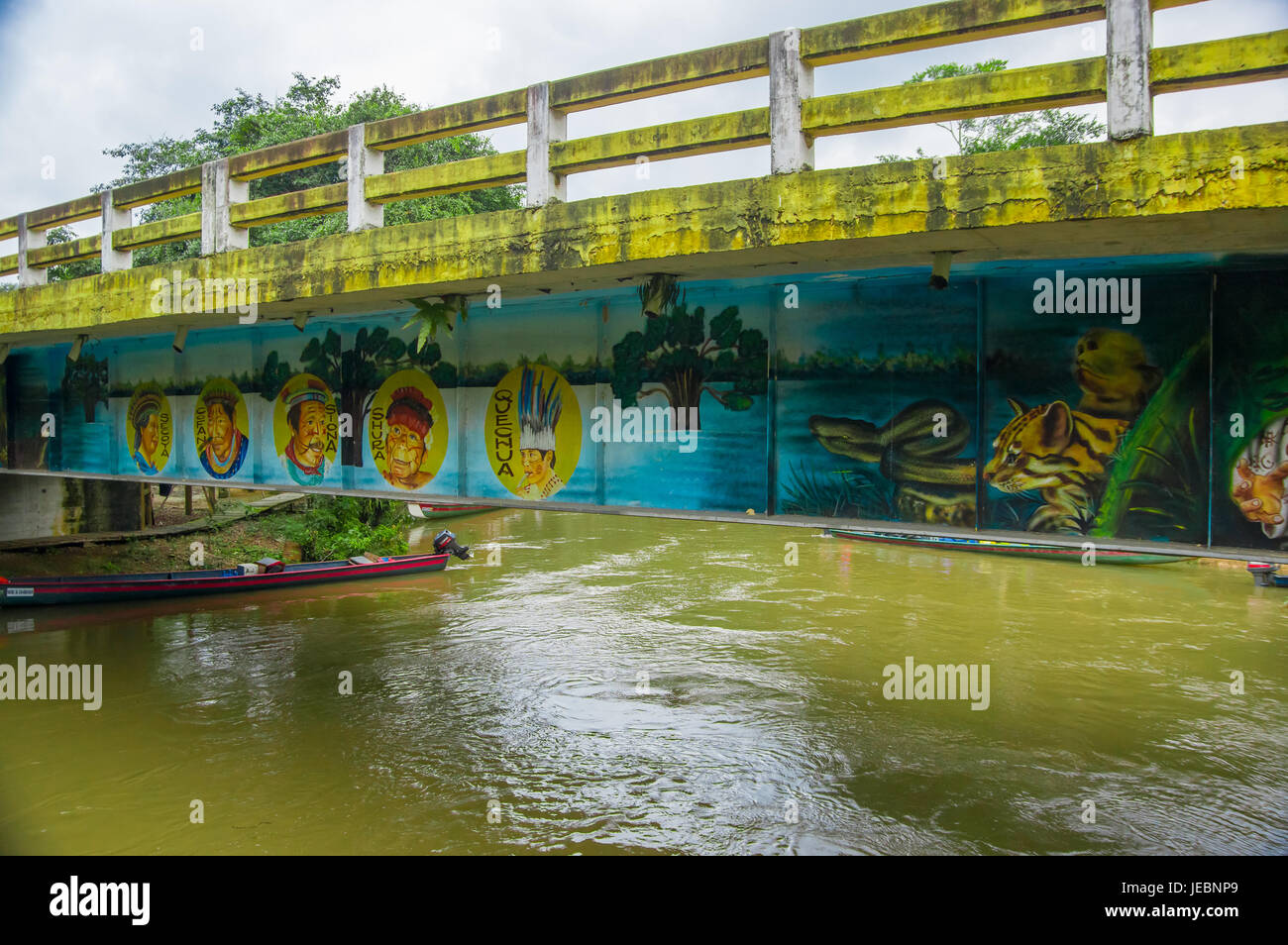 CUYABENO, ECUADOR - 16 novembre 2016: Ponte sopra il fiume Cuyabeno con una barca al di sotto di esso, Cuyabeno Parco Nazionale in Ecuador. Foto Stock