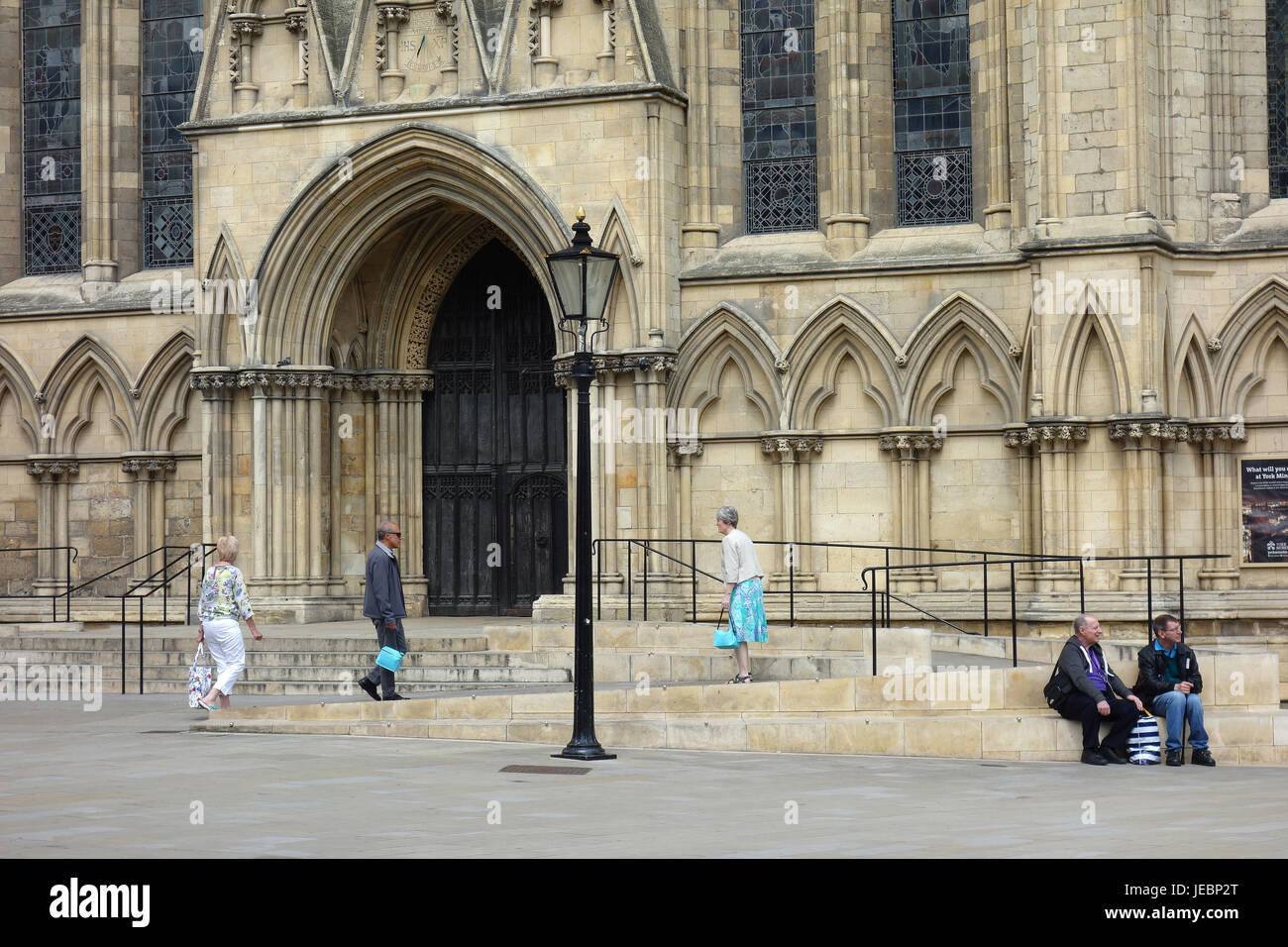 Le persone al di fuori della cattedrale di York Minster e York, Regno Unito Foto Stock