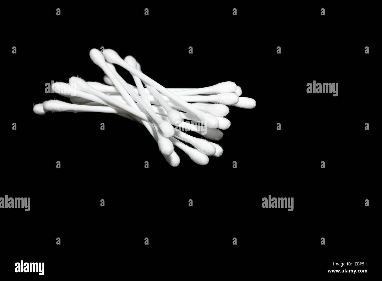 Bastoncini di cotone ,i tamponi di cotone su sfondo nero Foto Stock