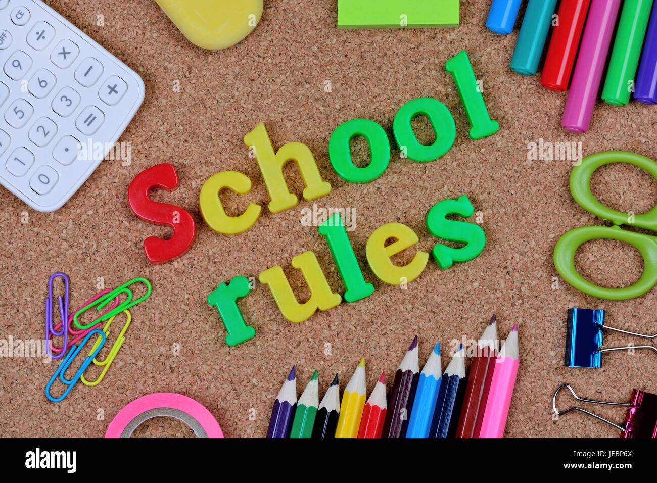 Regolamento Scuola parole su sfondo di sughero Foto Stock