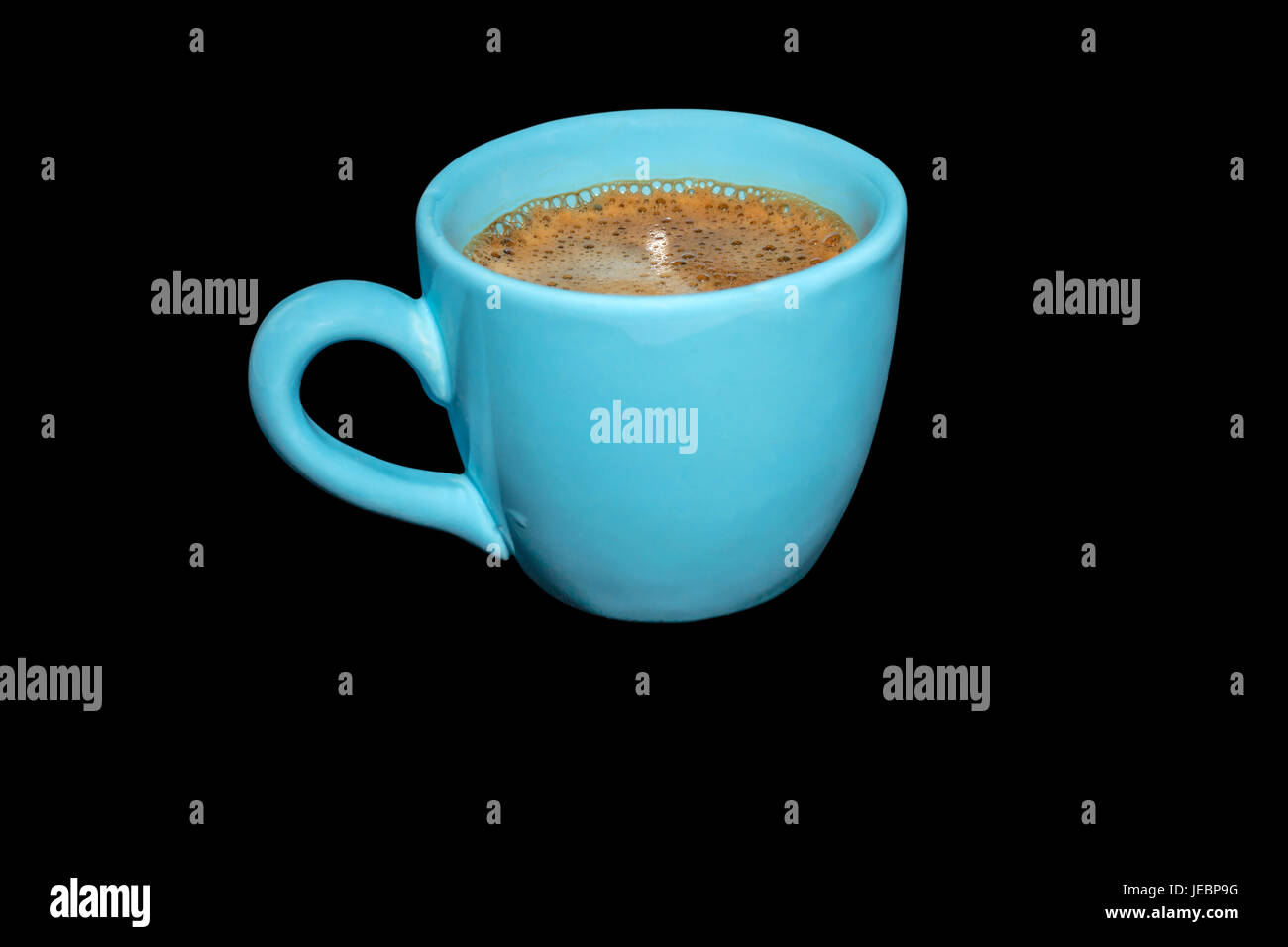 Tazza da caffè di una bevanda calda su sfondo nero Foto Stock