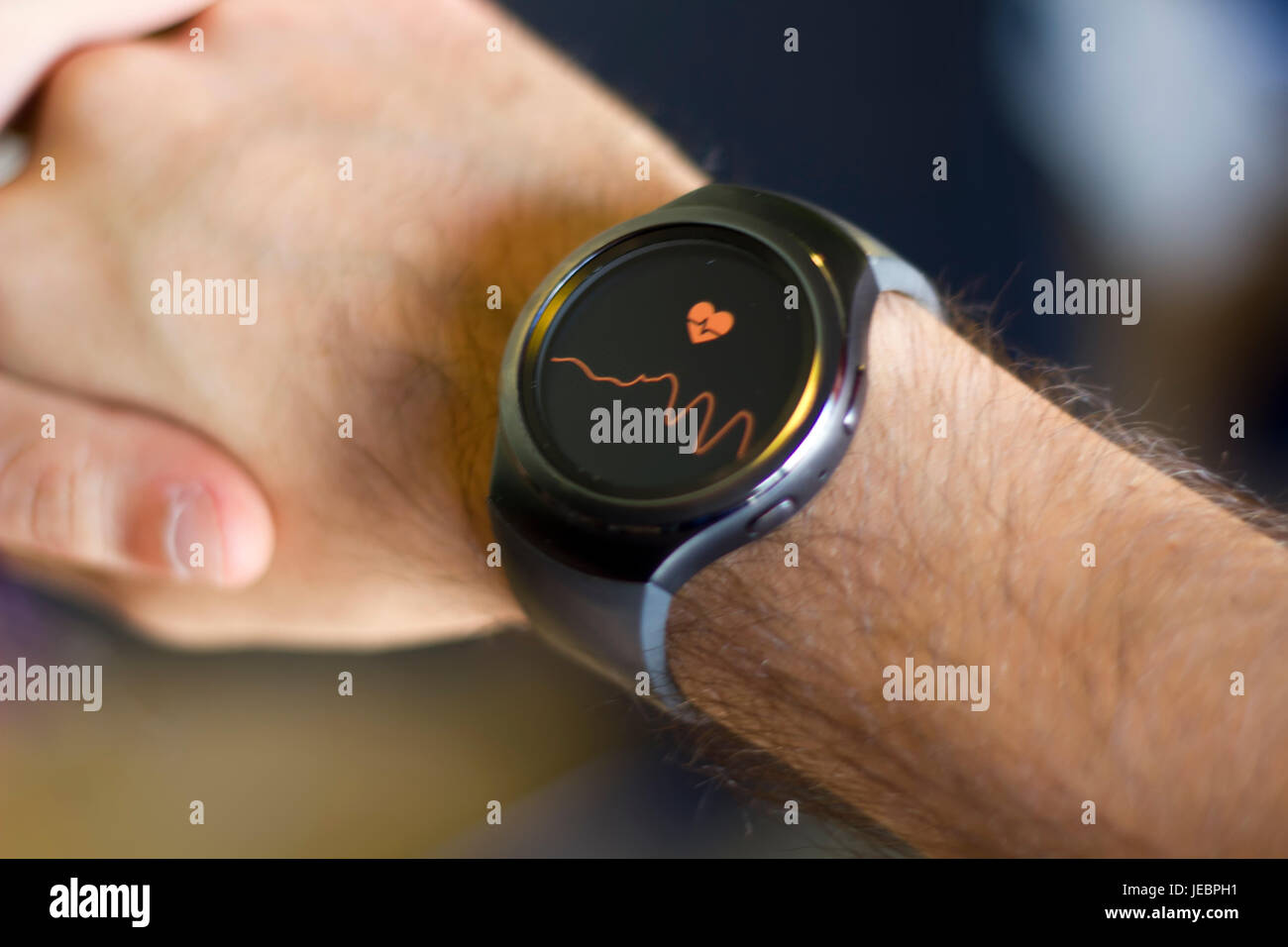 Braccio di uomo con smartwatch sulla misurazione del polso battito cardiaco  Foto stock - Alamy