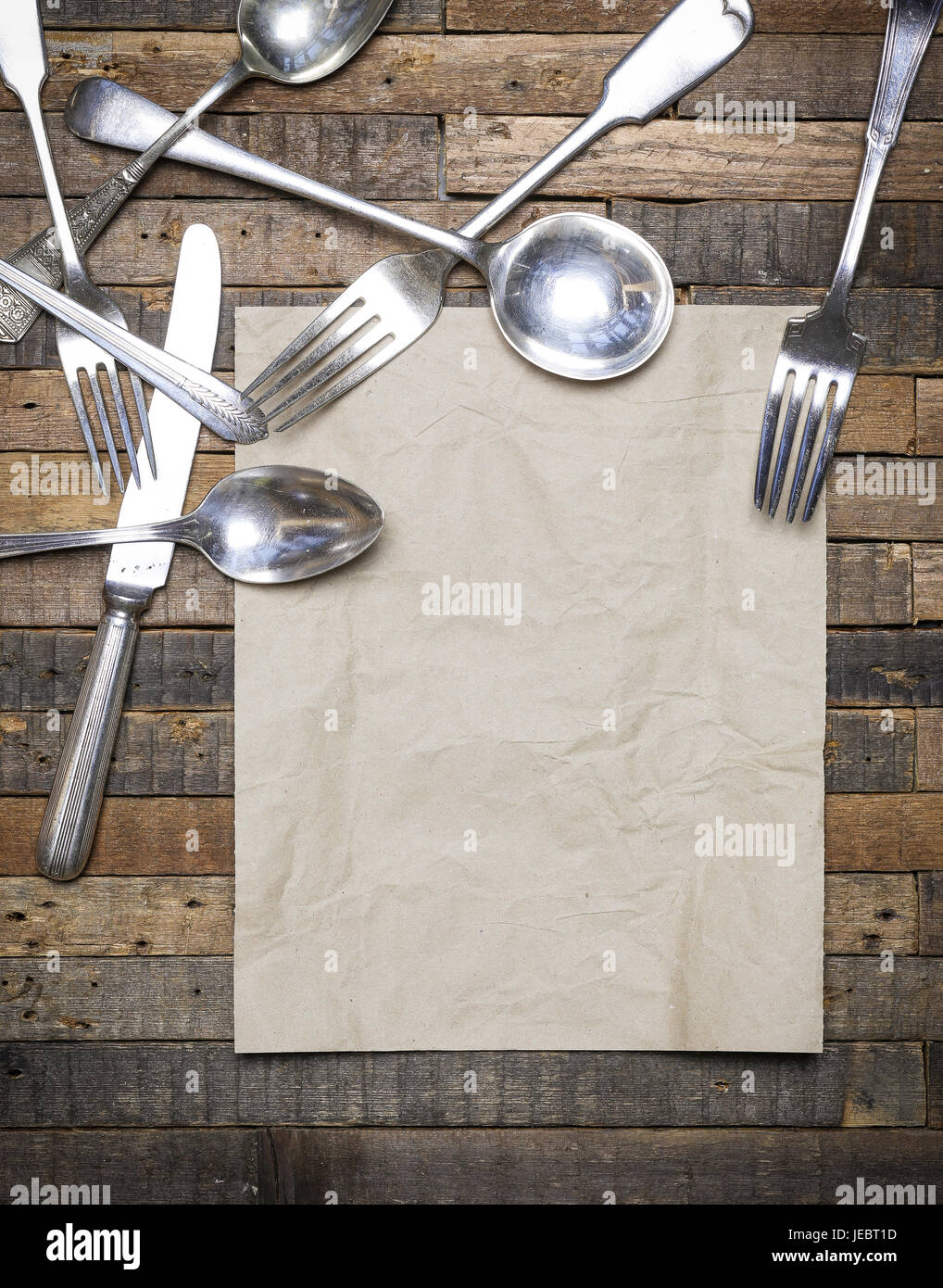 Vintage antique Cucchiai Forchette e coltelli sul vecchio sfondo di legno piana cibo laici blog instagram mockup Foto Stock