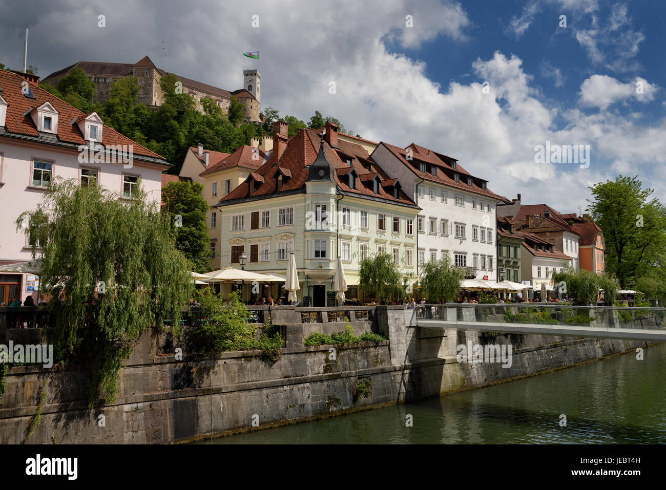 Ristrutturato edifici storici Cankar Quay argine del fiume Ljubljanica canal a Ponte di pesce e la Collina del Castello di Ljubjlana Slovenia Foto Stock