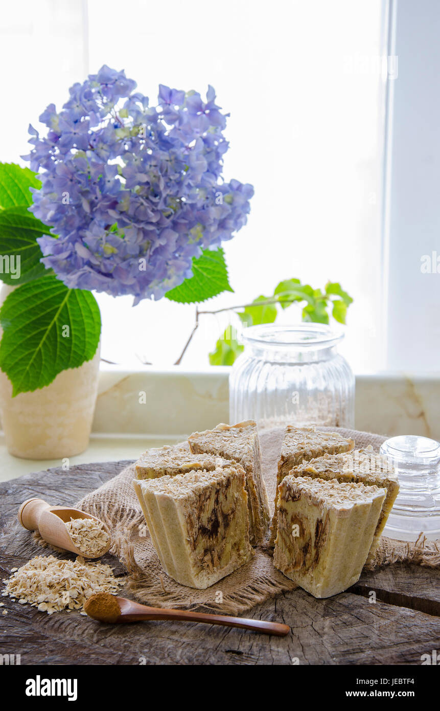 In casa di avena e cannella soap utilizzando olio di oliva burro di karitè e burro di cacao Foto Stock