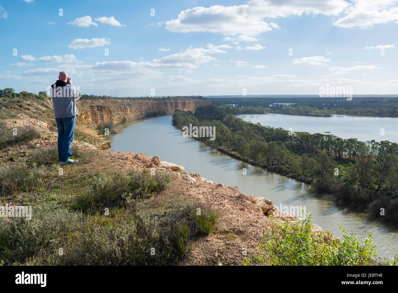 Nildottie, South Australia, Australia - 13 agosto 2016: medio di sesso maschile di età compresa tra il fotografo guardando in giù sul fiume Murray vicino Nildottie dalla parte superiore del Foto Stock