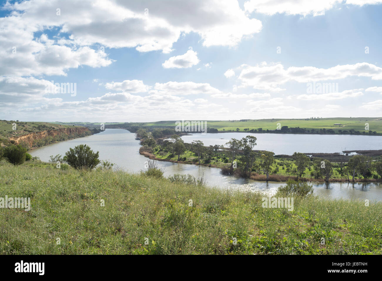 Guardando verso il basso sul fiume Murray vicino Nildottie dalla cima delle scogliere, Murraylands regione del Sud Australia Foto Stock