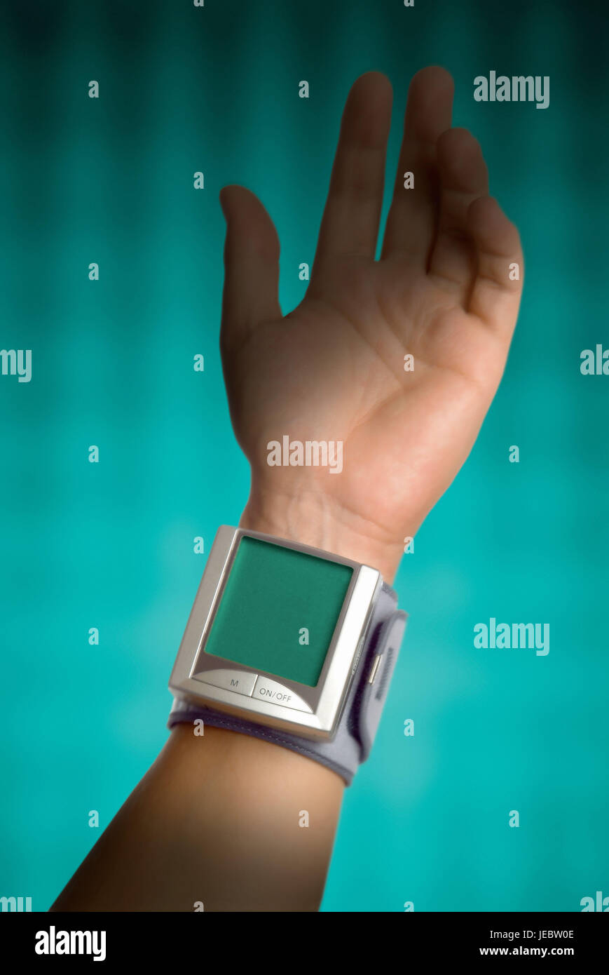 Per misurare la pressione del sangue in uno strumento da polso Foto stock -  Alamy