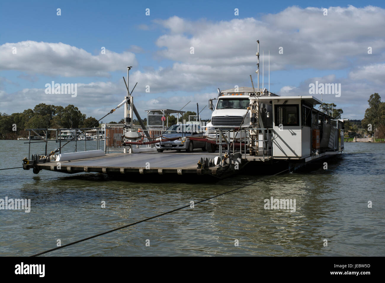 Mannum, South Australia, Australia - Agosto 13, 2016: Veicoli trasportati sul traghetto a Mannum, sul fiume Murray, Sud Australia Foto Stock
