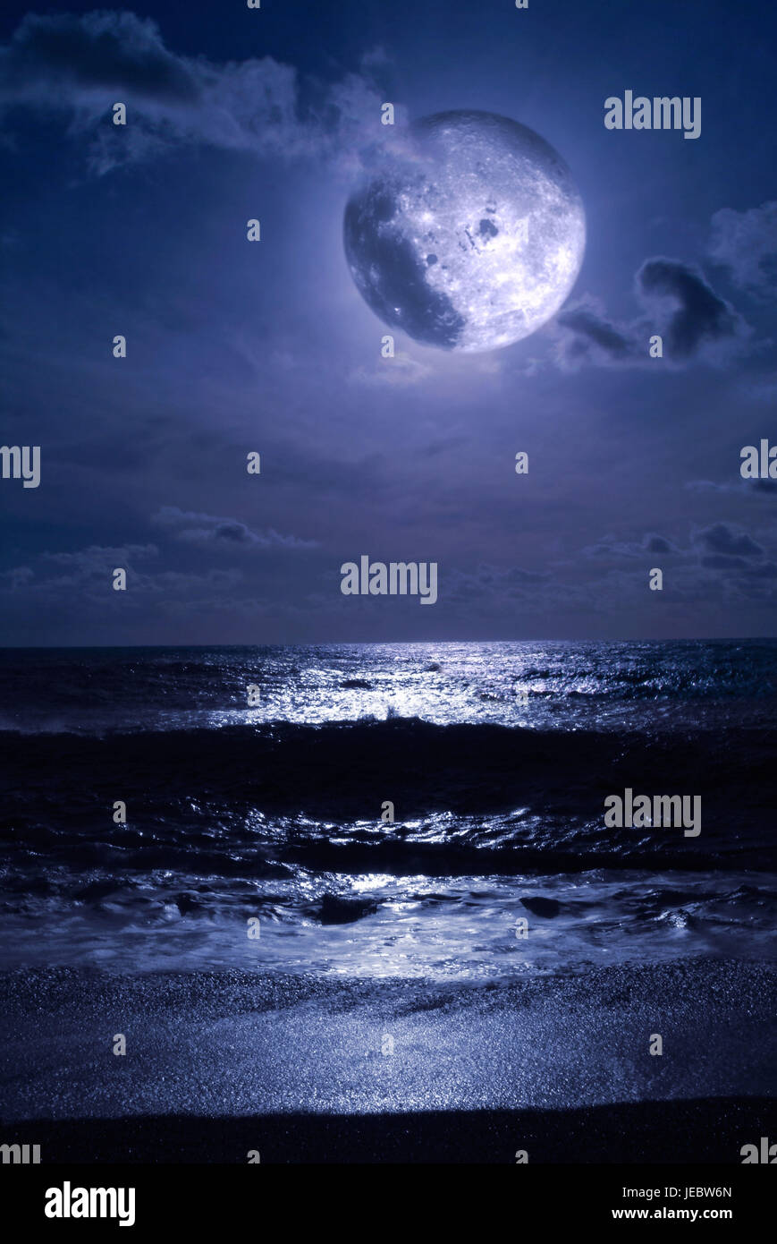 Luna piena e mare, di notte, Foto Stock
