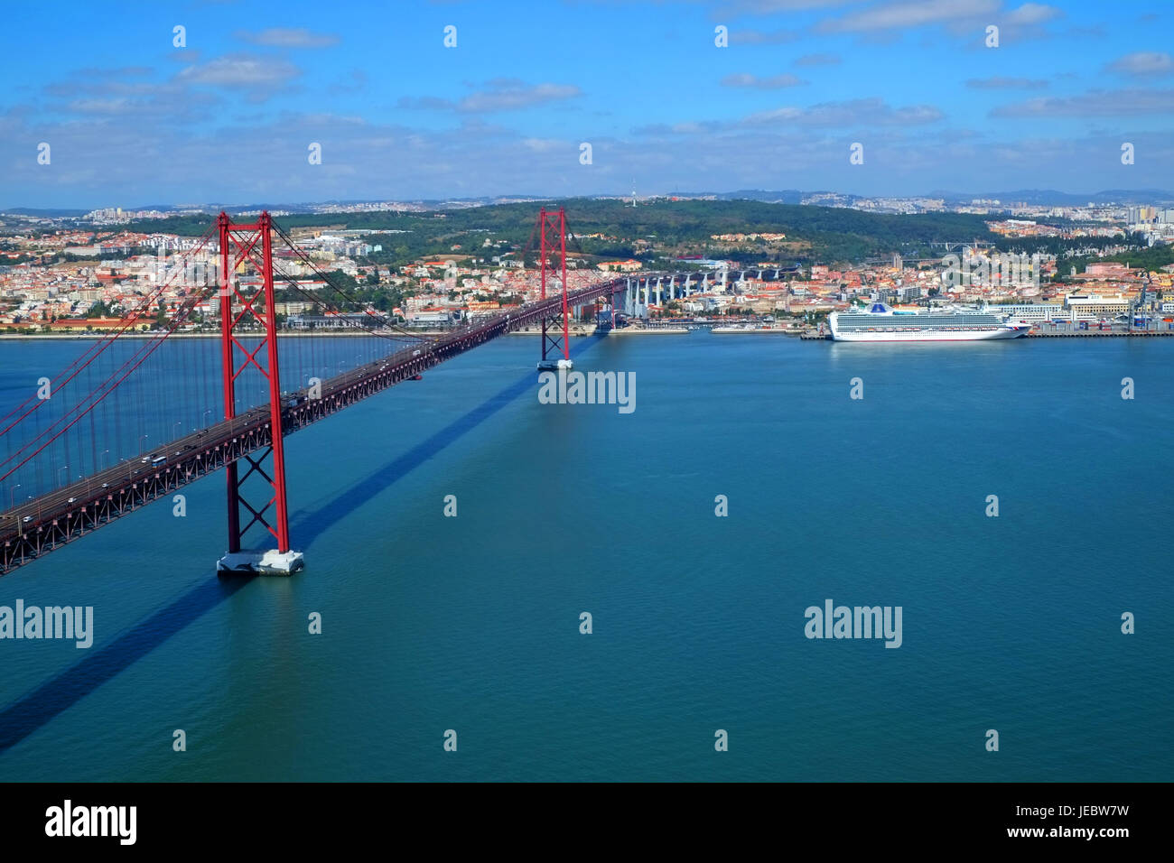 Xxv Aprile del ponte sul fiume Tago a Lisbona Almada Portogallo UE Europa Foto Stock