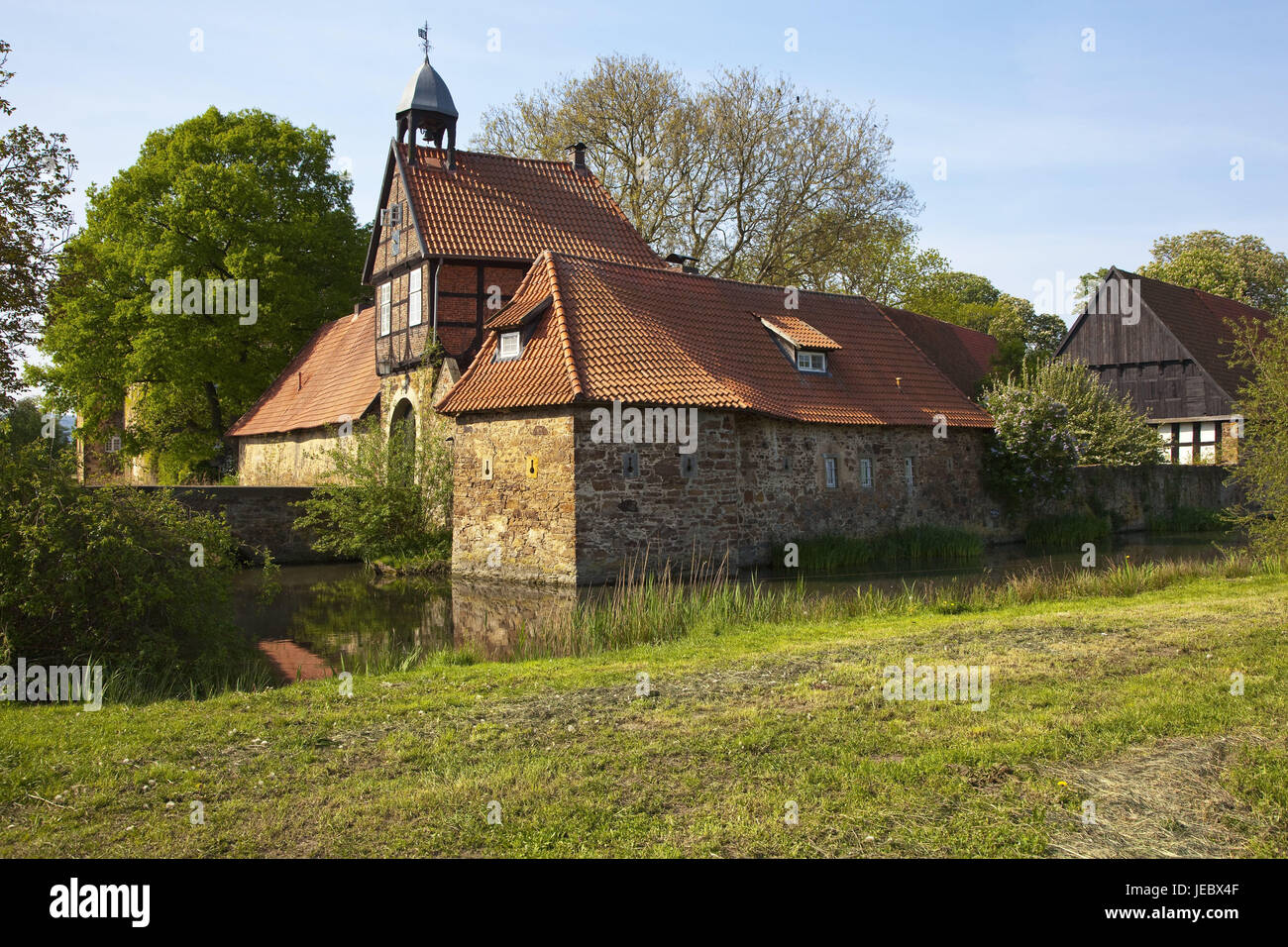 In Germania, in Renania settentrionale-Vestfalia, cerchio di Minden-Lübbecke, di proprietà di Stockhausen, esterno, complesso di edifici, station wagon, mura difensive, arenaria, water jump, acque, obiettivo casa torre di obiettivo, pittorescamente, medievally, granaio, edificio adiacente, Brook, Lübbecke, nessuno, Foto Stock