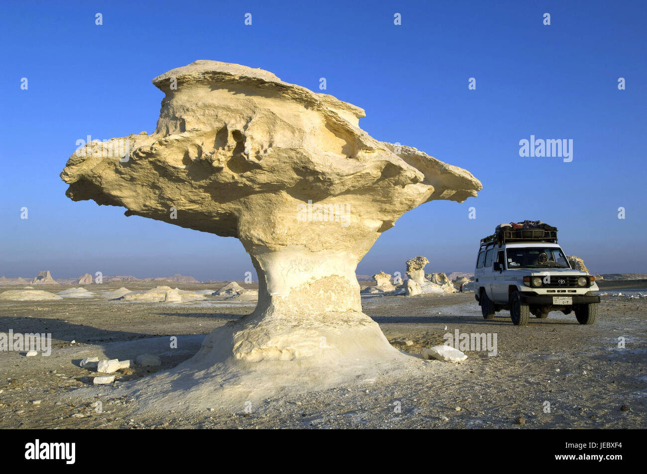 Africa, Egitto, deserto libico, White Desert, jeep accanto a formazioni di bile, Foto Stock