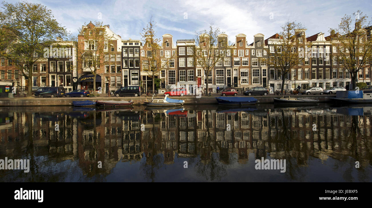 Holland, Paesi Bassi, Amsterdam, stivali su un canale Foto Stock