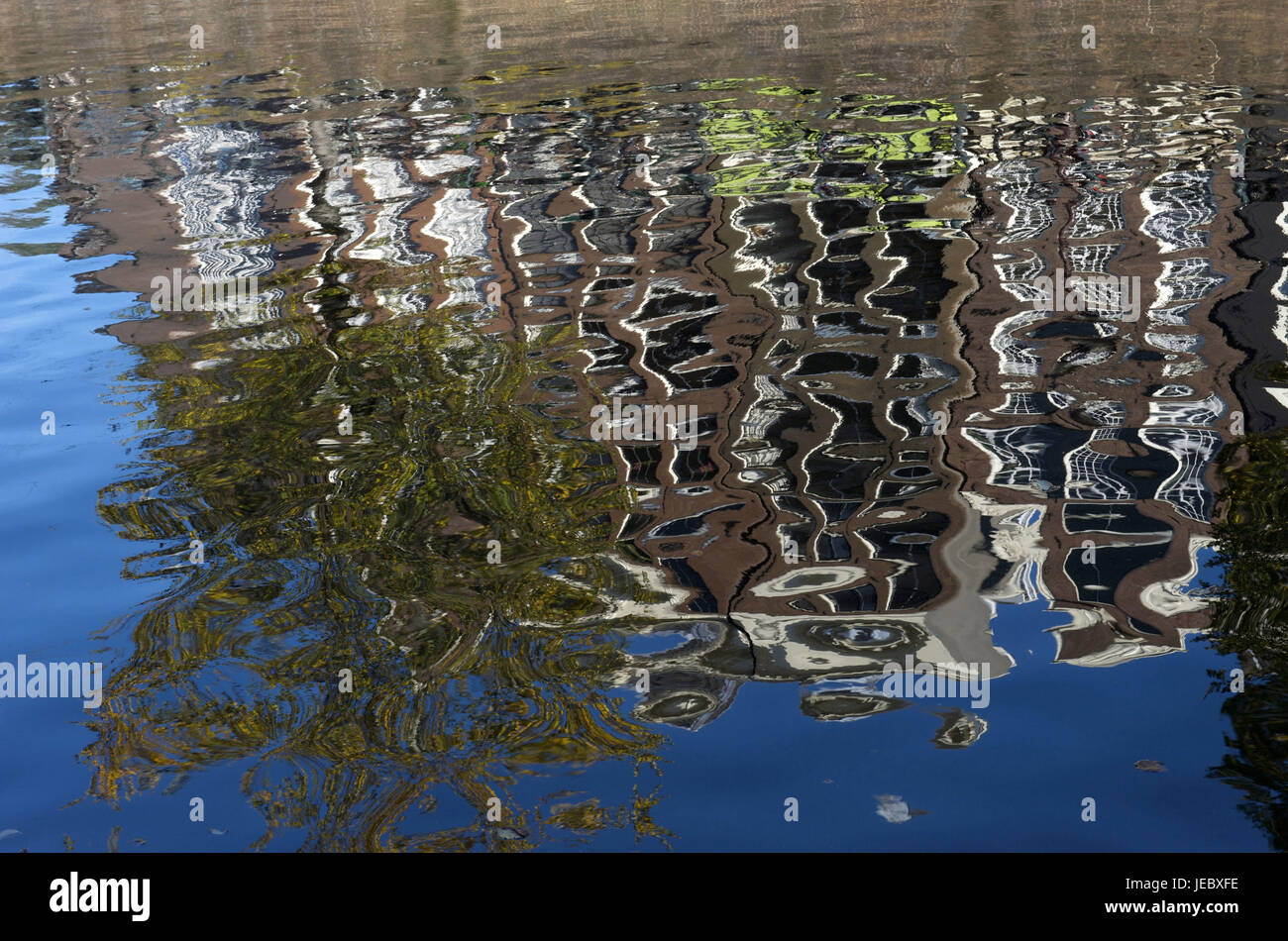 Holland, Paesi Bassi, Amsterdam, mirroring di acqua nel canale, Foto Stock