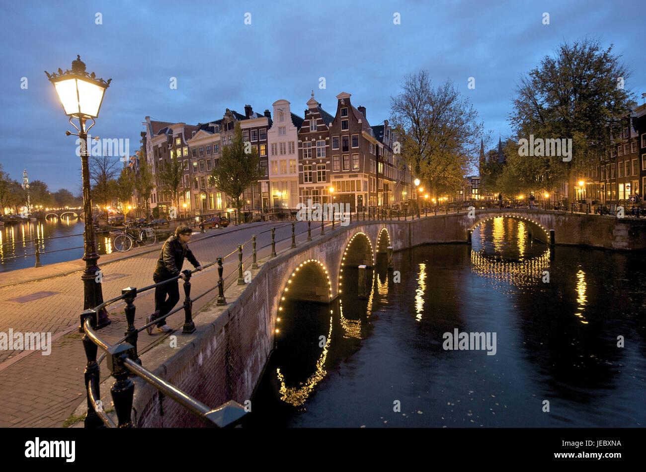 Holland, Paesi Bassi, Amsterdam, uomo su un ponte, Foto Stock
