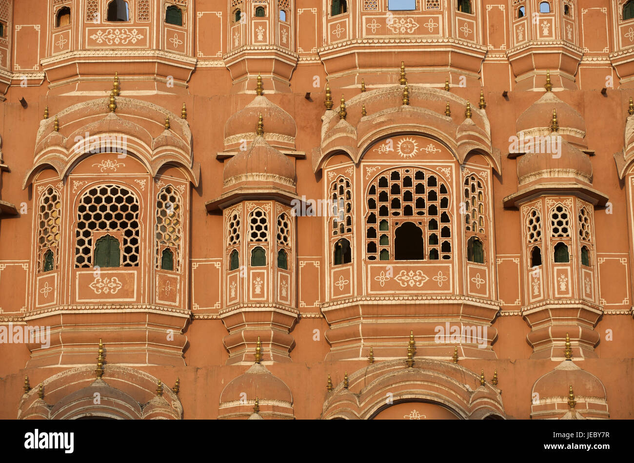 India Rajasthan, Jaipur, Hawa Mahal, palazzo del verricello, facciata in pietra arenaria, Foto Stock