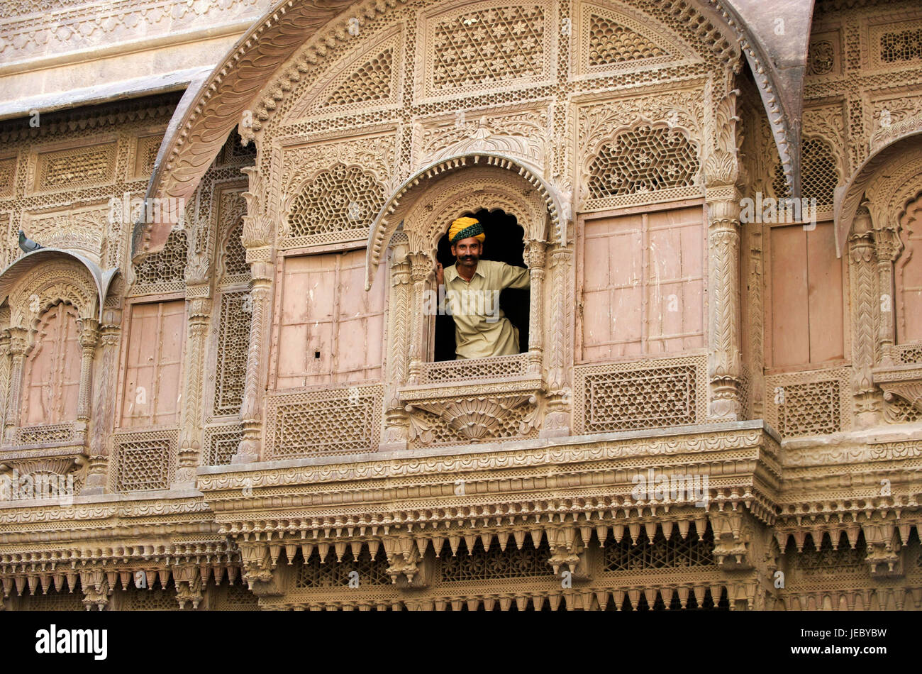 India Rajasthan, Jodhpur, il Forte Mehrangarh, uomo guarda dalla finestra, Foto Stock