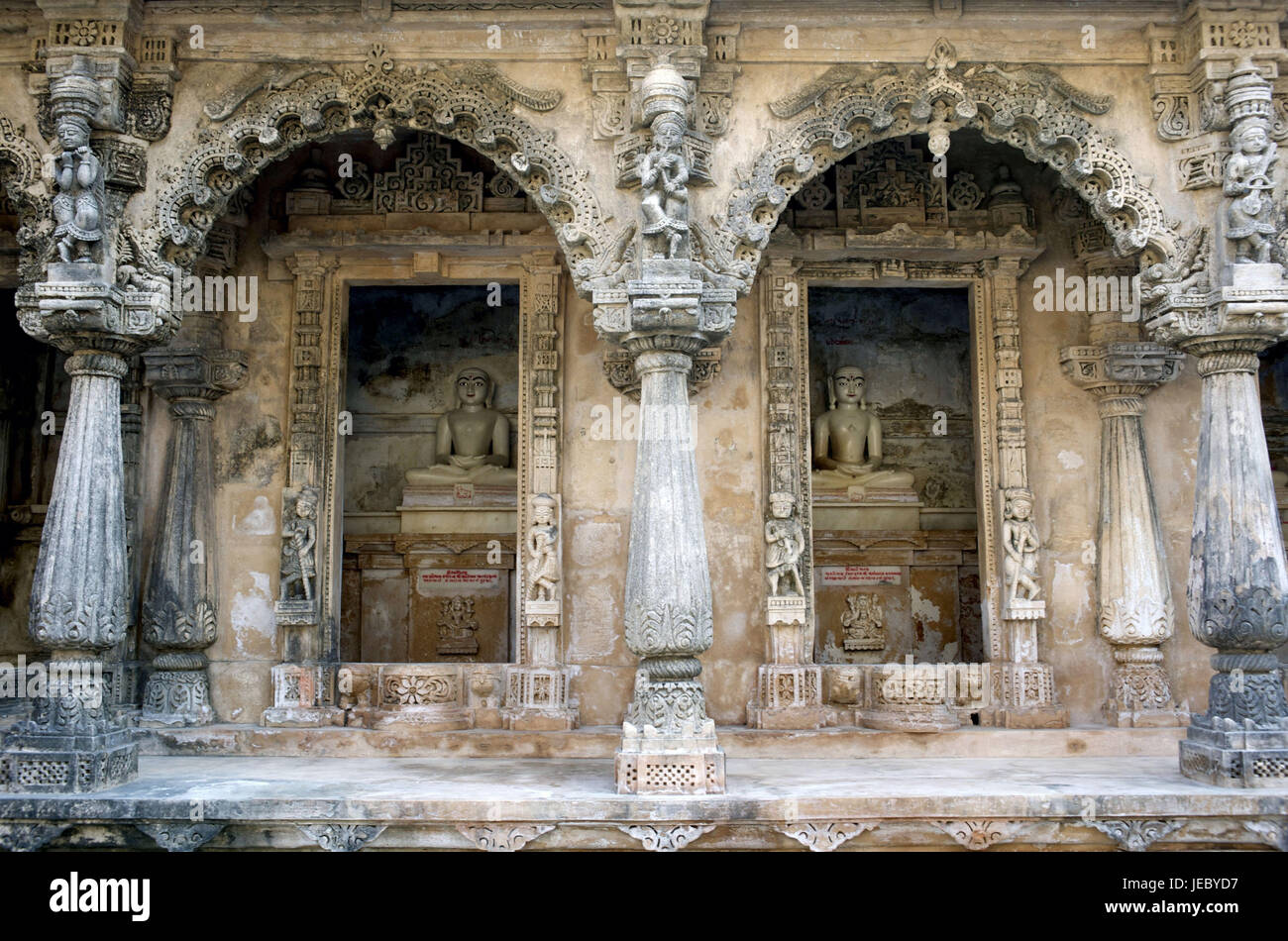 India, Gujarat, Palitana, tempio Jain in montagna Shatrunjaya, colonne e sculture, Foto Stock