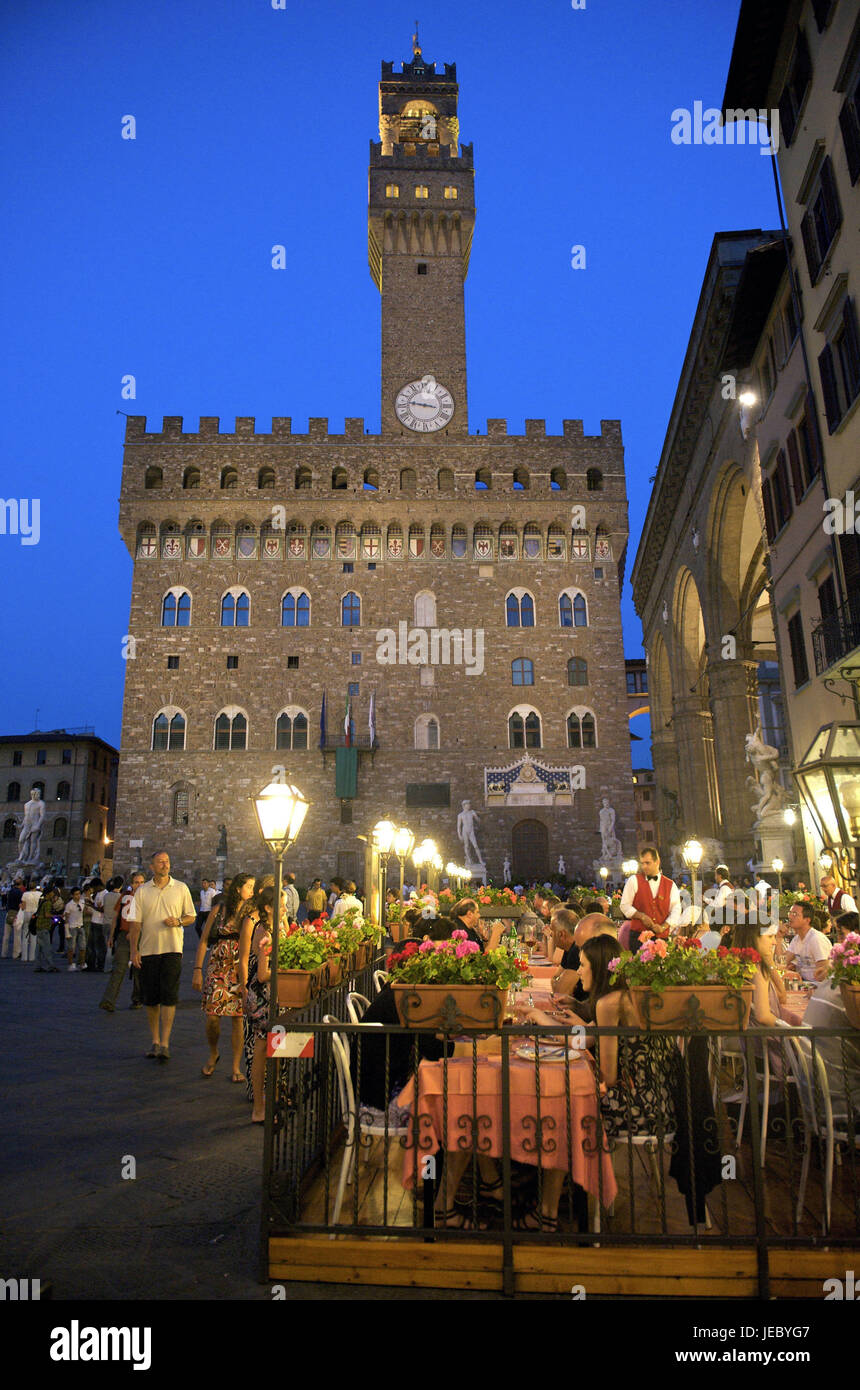 L'Italia, Toscana, Firenze, Piazza della Signoria e il Palazzo Vecchio di notte, Foto Stock