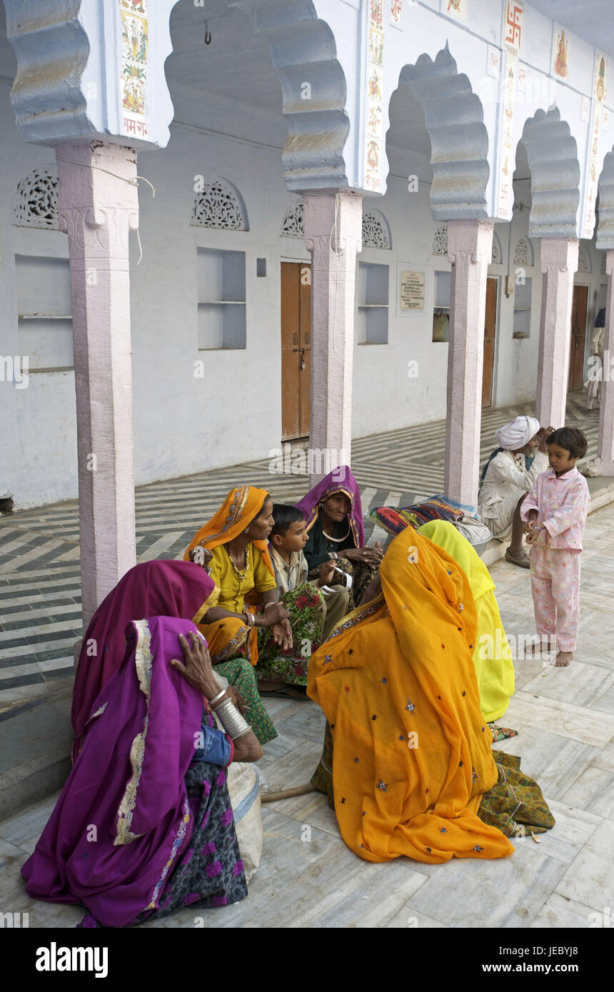 India Rajasthan, Pushkar, le donne e i bambini in un cortile interno, Foto Stock