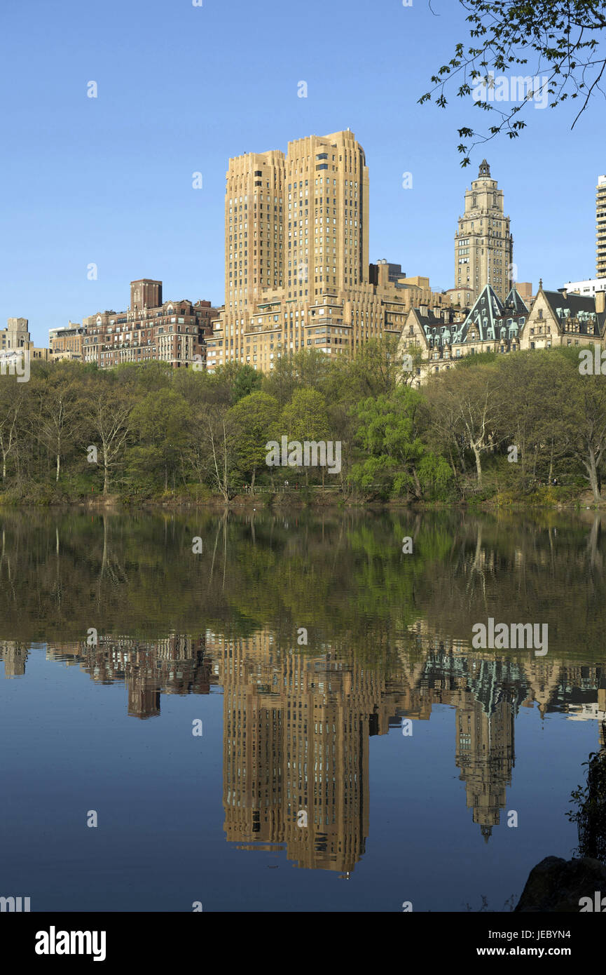 Stati Uniti, America, New York Manhattan, Central Park, alta sorge sono riflesse nel lago, Foto Stock