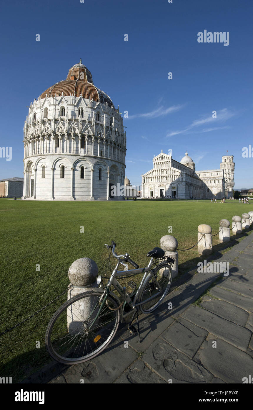 L'Italia, Toscana, Pisa, la cattedrale, il battistero, la torre obliqua, in bicicletta in primo piano Foto Stock