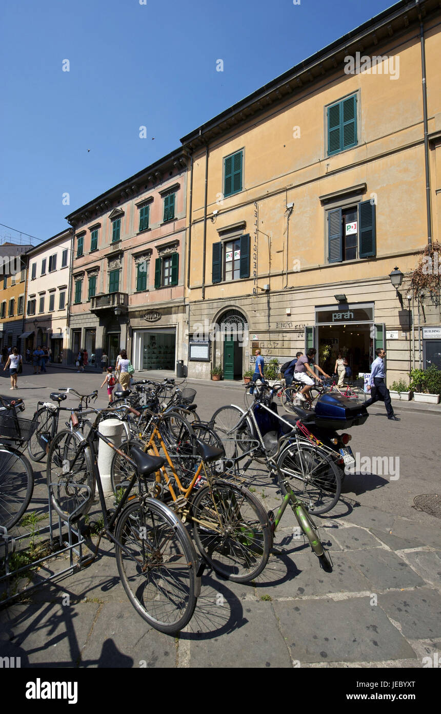 L'Italia, Toscana, Pisa, Corso Italia, biciclette e passanti, Foto Stock