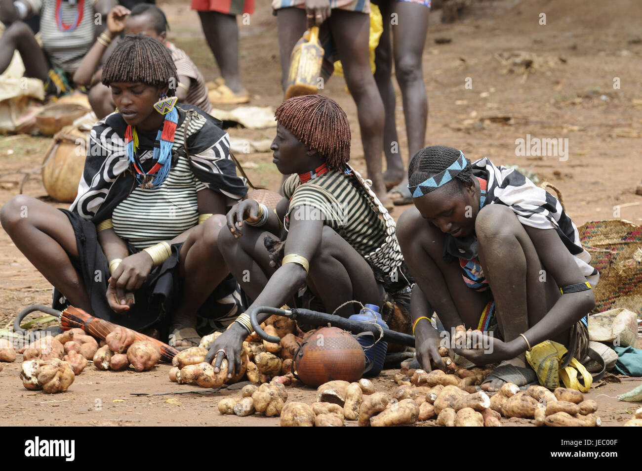 Mercato, donne, tribù Aari, Key Afer, Omotal sud, sud Etiopia, Foto Stock