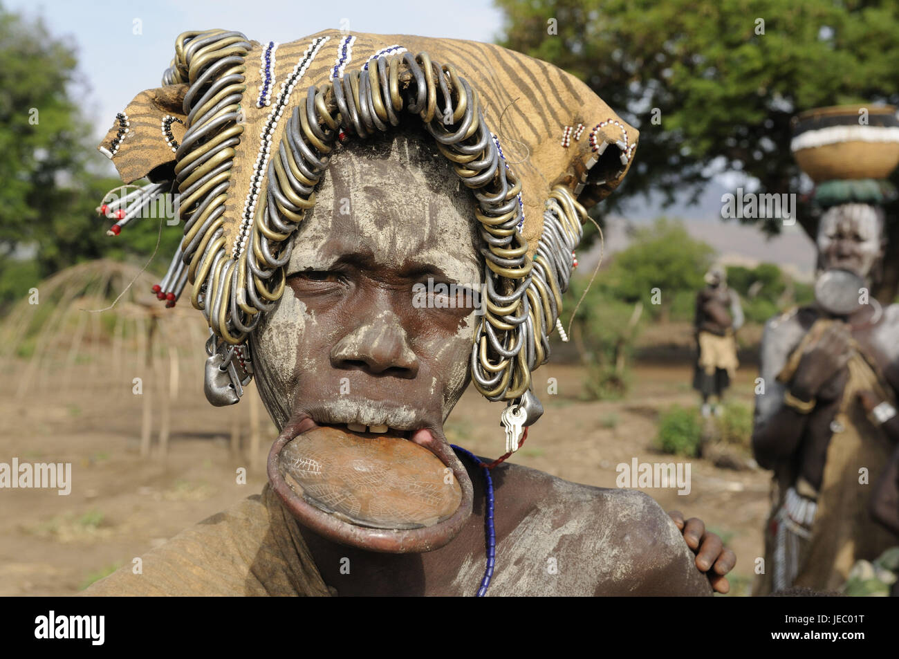 L'uomo, tribù Mursi, piastra a labbro, copricapo, Parco Nazionale di Mago, Omotal sud, sud Etiopia, Foto Stock