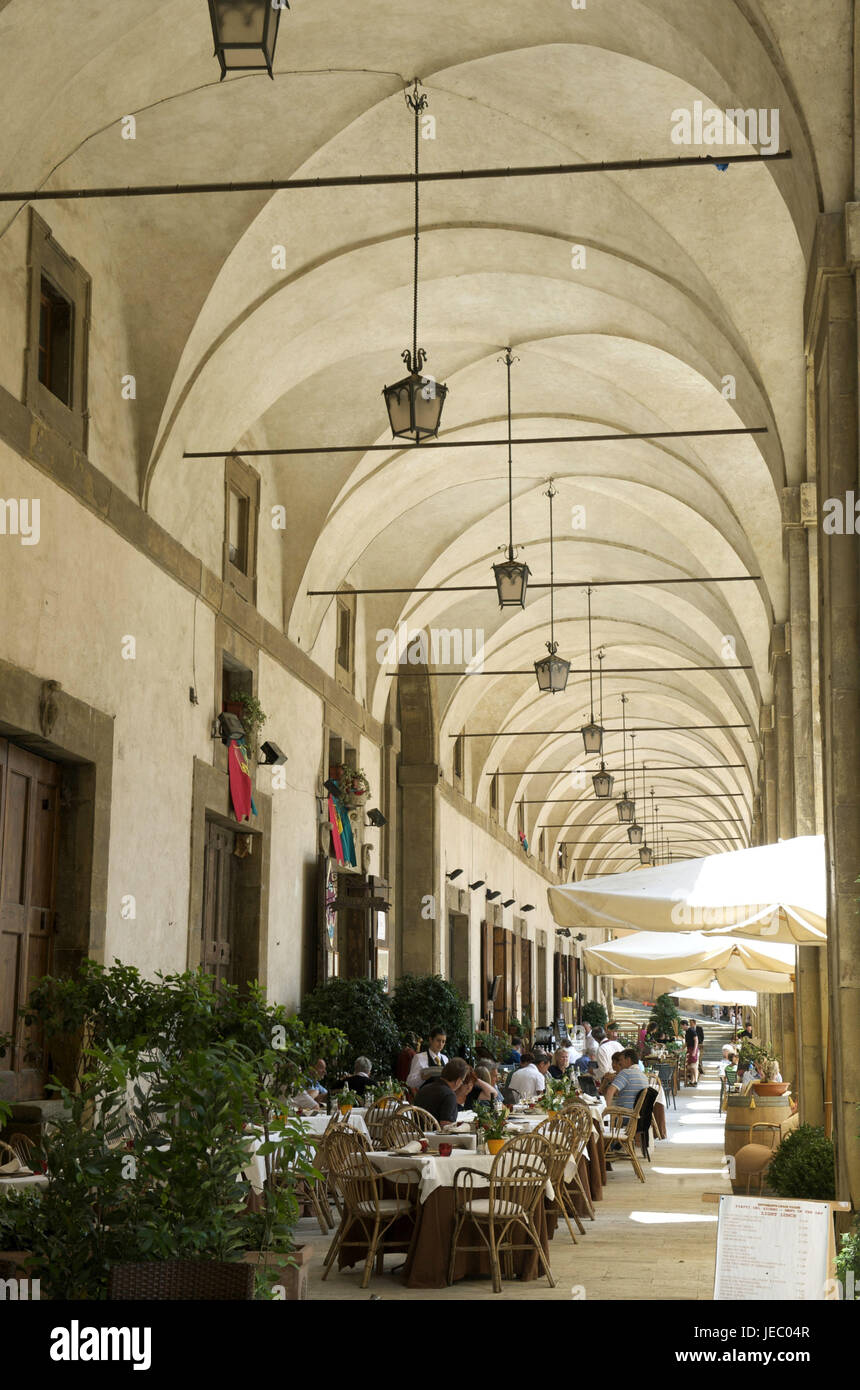 L'Italia, Toscana, Arezzo, Piazza grandee, ristorante sotto i portici di Palazzo depressione Logging Foto Stock