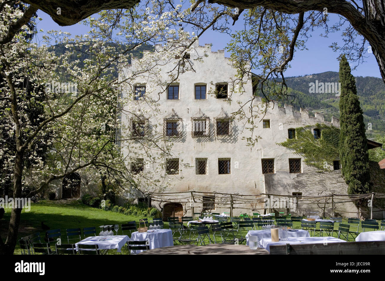 Sud Tirolo, Cermes, area di Merano, vigneto, Sud Tirolo, villaggio, Cermes, vigneto, Kränzel, tavoli, sedie, gastronomia, edificio, casa, fuori, nessuno, Foto Stock