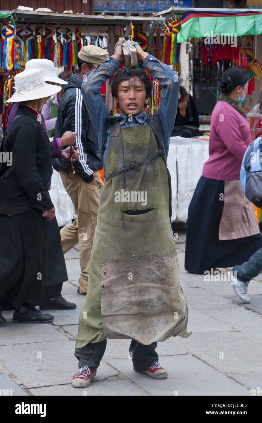 Pellegrini commettere il Barkhor Kora, Lhasa, in Tibet, Asia Foto Stock