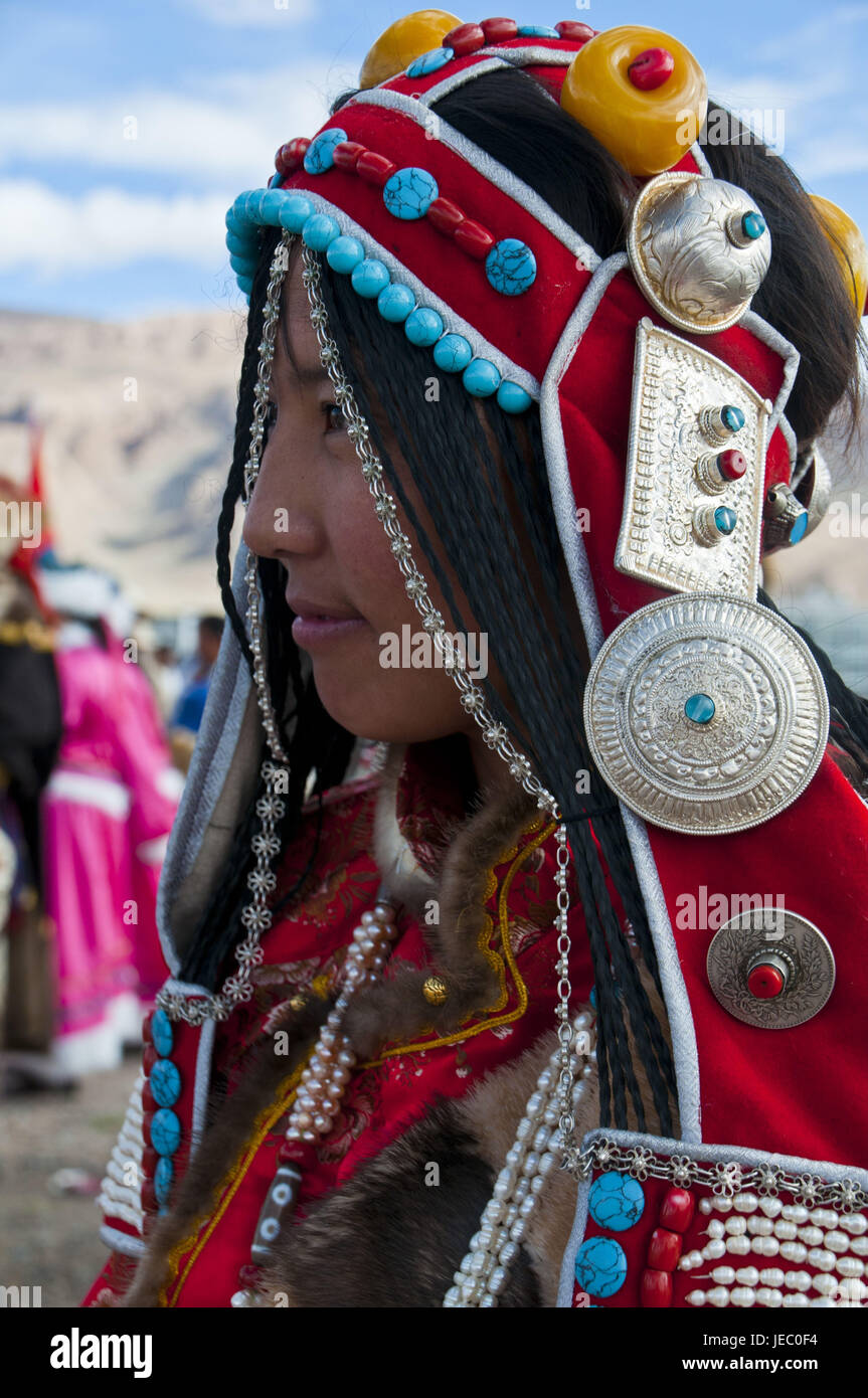 Tradizionalmente Vestiti donna presso il festival della tribù in Gerze nell ovest del Tibet, Asia Foto Stock