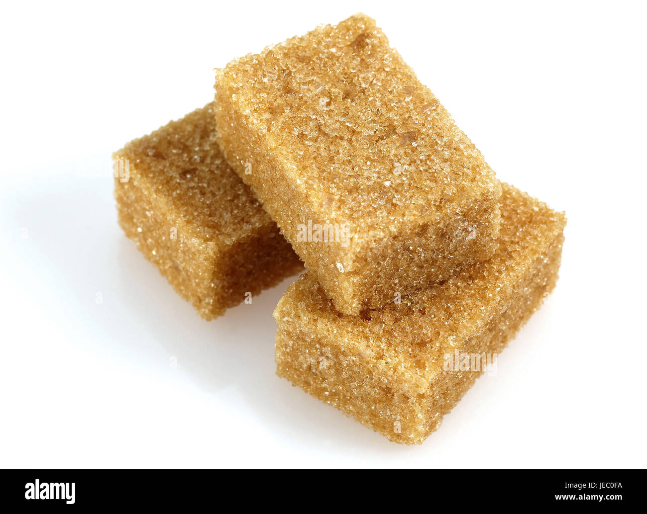 Lo zucchero di canna, cubo, sfondo bianco Foto Stock
