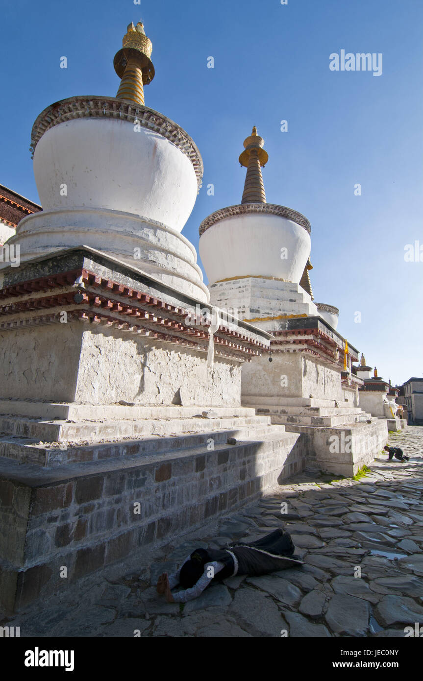 Pellegrini con recitare nel chiostro Tashilhunpo, Shigatse, nel Tibet, Asia Foto Stock