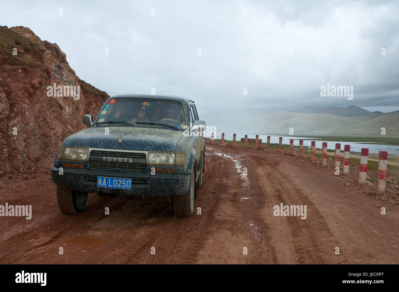 Landcruiser lungo la strada del sud e ad ovest del Tibet, Asia Foto Stock