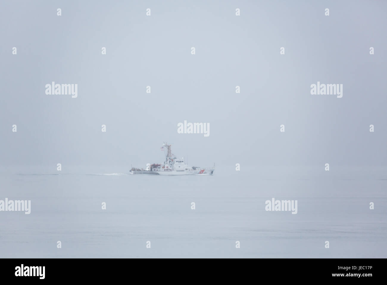 La guardia costiera della barca nella nebbia crociere nel canale Foto Stock