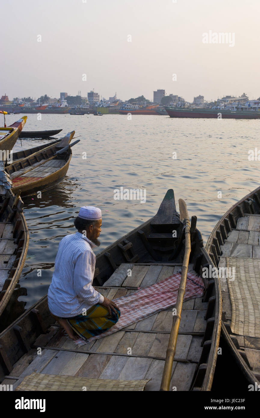 Con musulmani pregano su remo stivali nel trafficato porto di Dhaka, Bangladesh, Asia Foto Stock